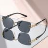 2026 Unisex randlose quadratische Sonnenbrille – Schwarze Gläser, Luxe Goldketten-Akzente, Schlanke schwarze Bügel, Stilvoller bequemer Sitz für