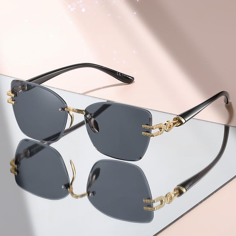 2026 Unisex randlose quadratische Sonnenbrille – Schwarze Gläser, Luxe Goldketten-Akzente, Schlanke schwarze Bügel, Stilvoller bequemer Sitz für