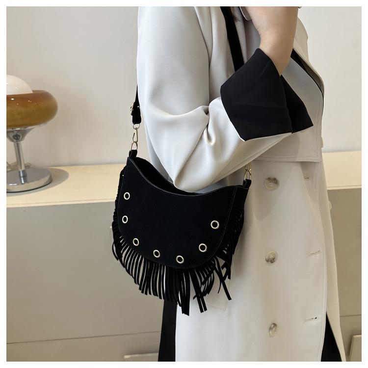 PU Leder Tasche Quaste Personalisierte frauen Tasche 2023 Neue Mode Niet Schulter Tasche Knödel Tasche Crossbody Mond Tasche