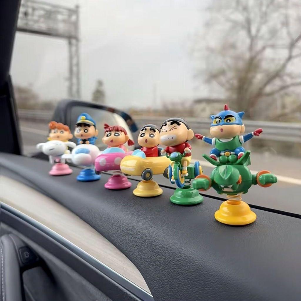 Ozdoba na deskę rozdzielczą samochodu Crayon Shin-chan – Urocza dekoracja z kreskówki i prezent redukujący stres