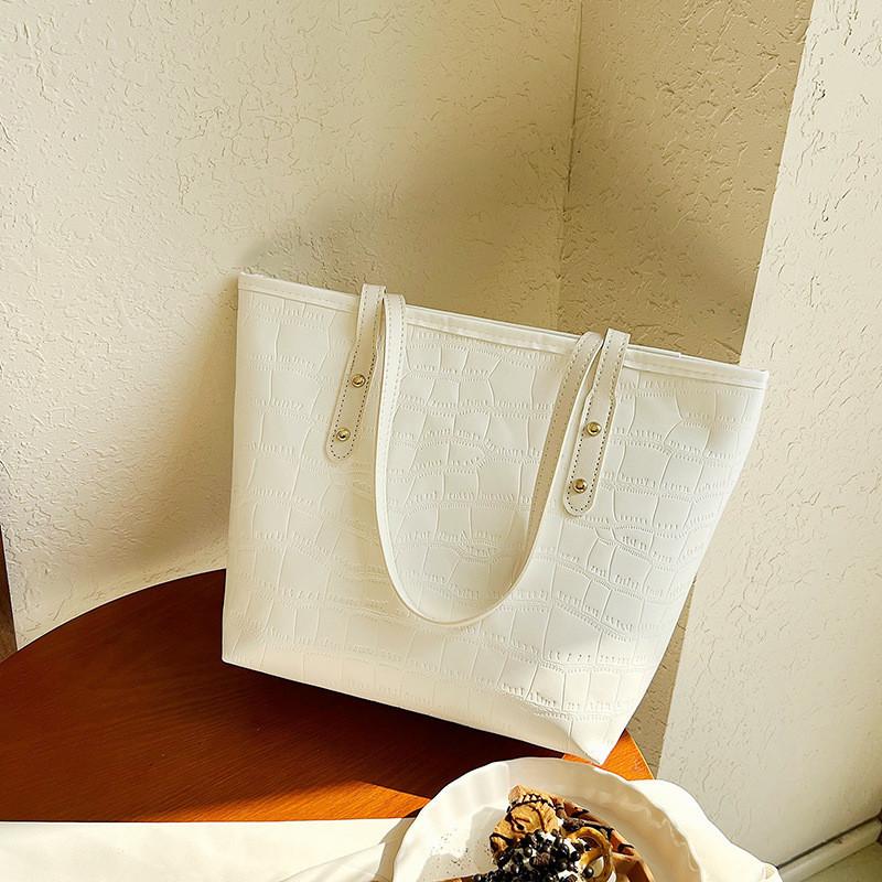 Urban Chic Large Capacity Handbag For Women 2023 Fashionable Tote Bag