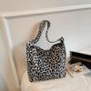 Fashion leopard print canvas bag women's 2025 new Korean version large-capacity messenger bag commuter shoulder armpit tote bag