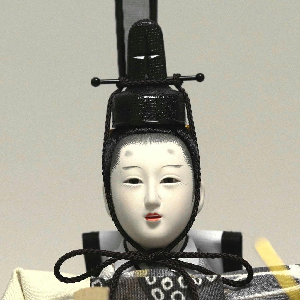 Panenky Hina Panenky Hina Vitrína s princem, dekorace na vitrínu s červenou barvou, panoramatická skleněná vitrína s třešňovými květy a kuličkami, výšivka, zadní strana, šířka x hloubka x výška 38 cm