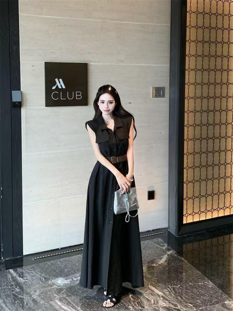 Elegantes schwarzes ärmelloses Kleid mit Hemdkragen & schlankmachender Taille