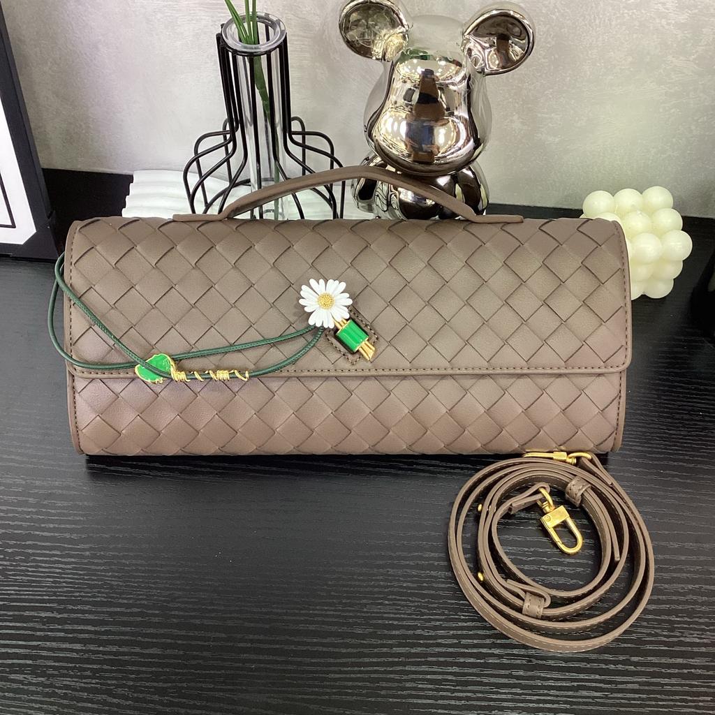 Cross-border new handwoven bag, daisy high-end lock, baguette bag, hand-held dinner bag, portable messenger women's bag