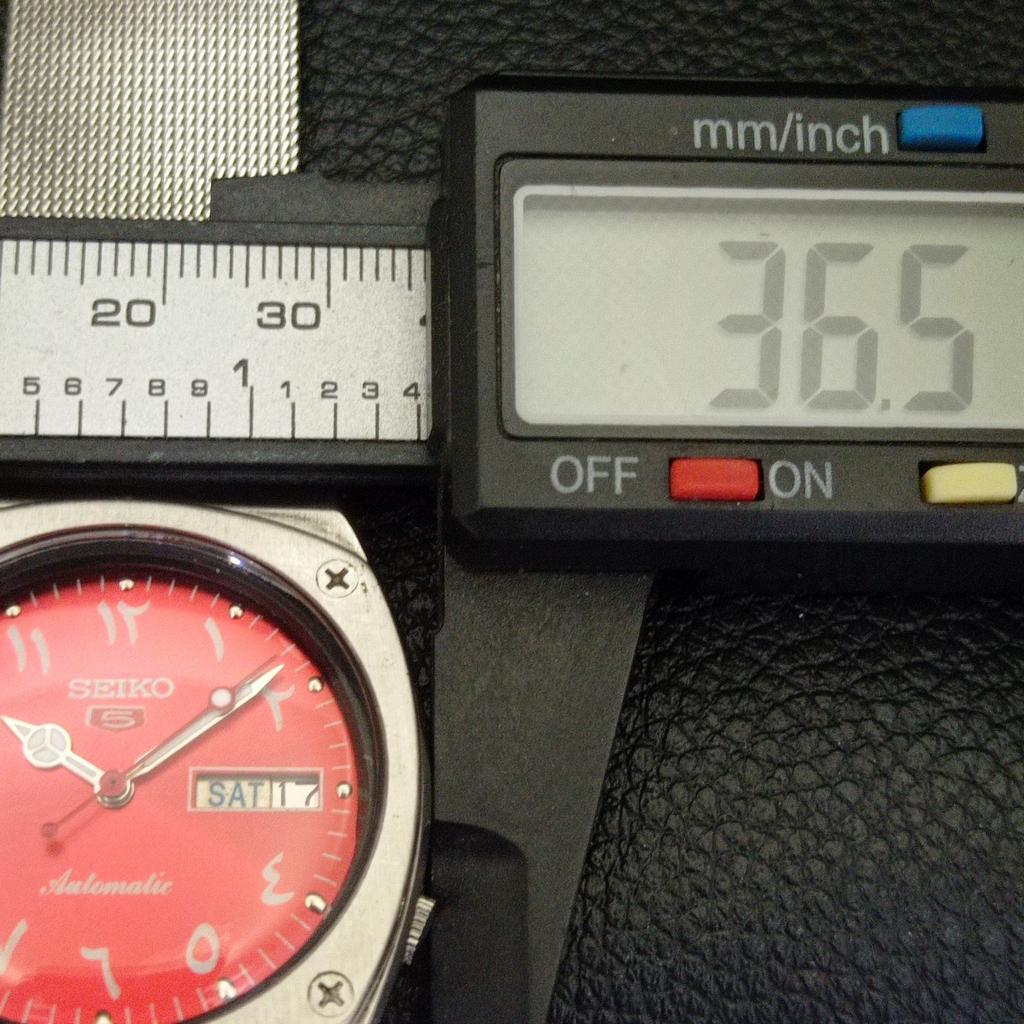 AUTOMATIC VINTAGE SEIKO JAPAN 7009A MENS ARABIC RED COLOR DIAL WATCH A701393-5 R206a-a701393