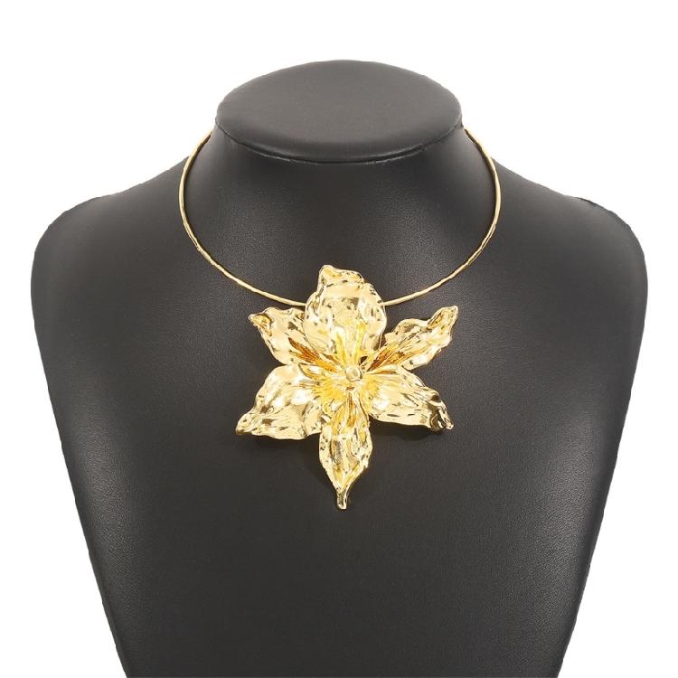 Comfortable Alloy Floral Necklace for Women Daily Commute and Special Event Flower Pendant Collarbone Chain