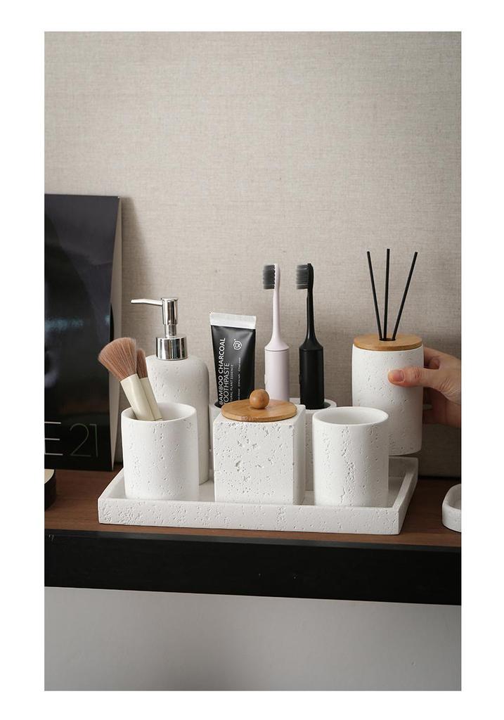 Set da Bagno in Pietra Wabi-Sabi: Bicchiere per collutorio, Portaspazzolino, Flacone per lozione, Diffusore, Portasapone e Vassoio.