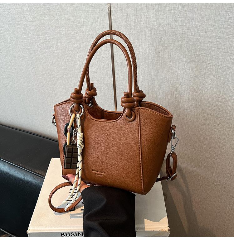 

Premium sense versatile shoulder women s bag fashion casual handbag simple messenger bag retro bucket bag коричневий