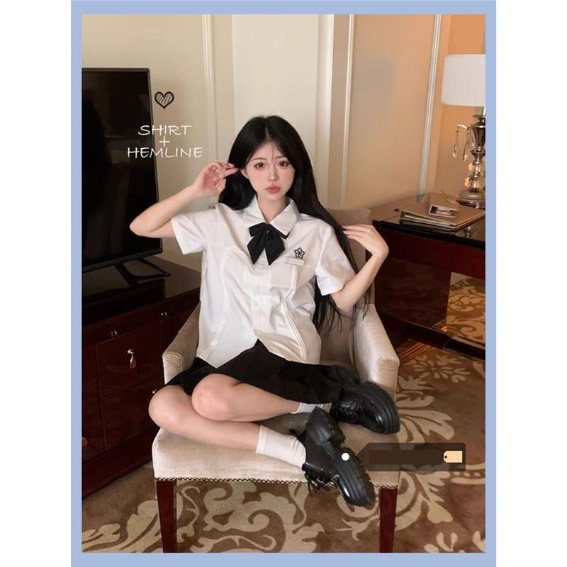 

Korean Petite JK Uniform Shirt with Cherry Blossom Embroidery, Square Collar, Accordion Pleats, Versatile Women s Slimming Short Sleeve Blouse XS