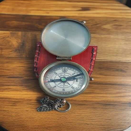 5.08 Cm Engraved Brass Compass “Not All Those Who Wander Are Lost” Pocket Compass with Leather Case Hiking, Camping, Travel Adventurers, Men, Women