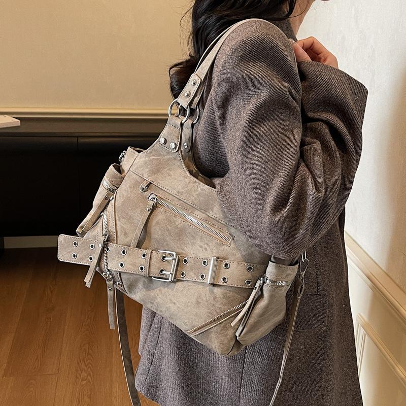 Korean niche design premium feeling Spice girl locomotive armpit bag large capacity rivet retro commuter shoulder messenger bag