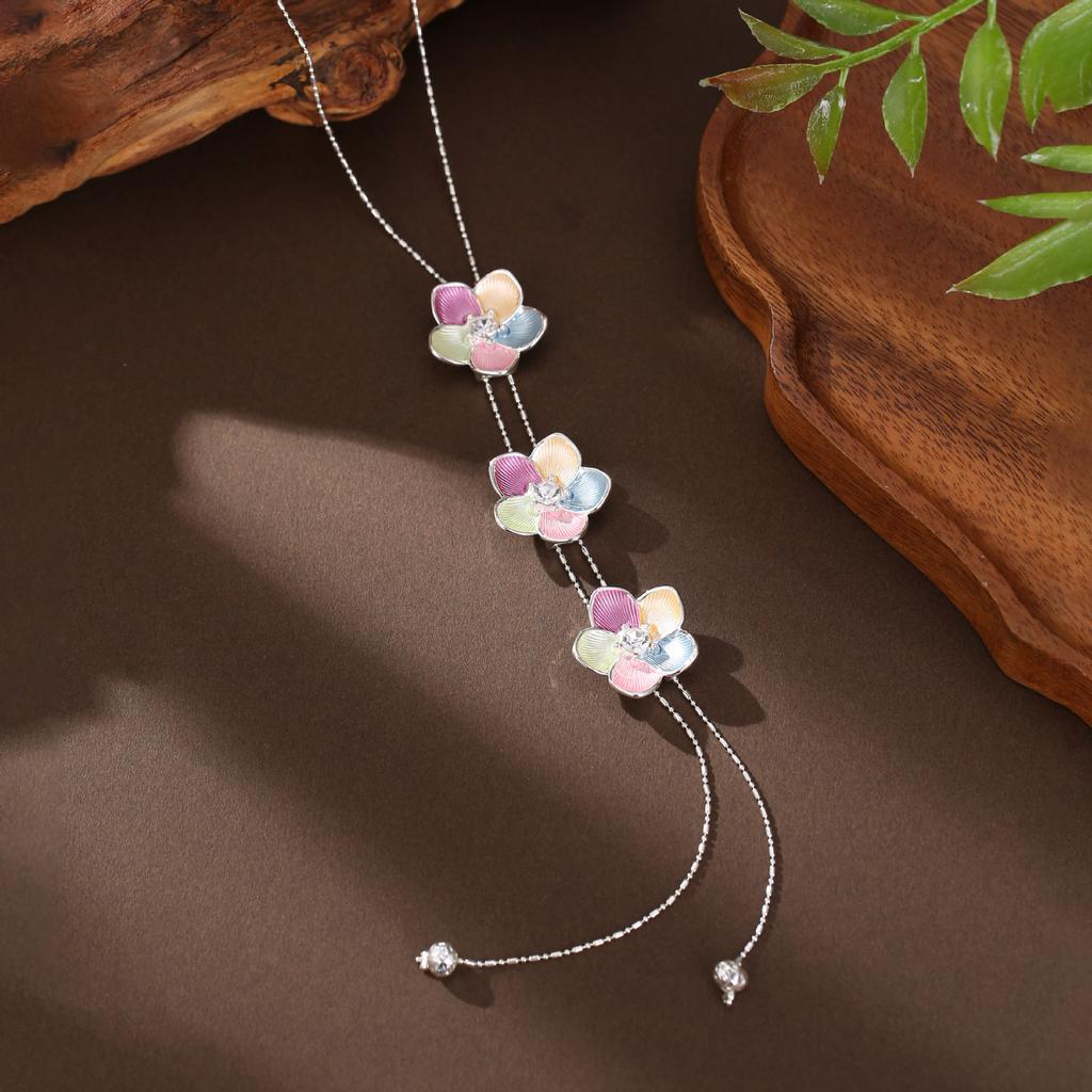 Pendentif long fleur géométrique creuse couleur émail, pendentif collier polyvalent en forme de cœur pour femme à sens élevé