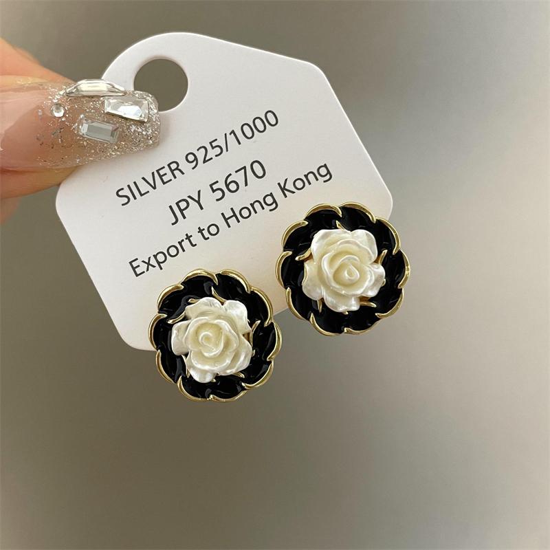 New Black Enamel Stud Earrings for Women White Acrylic Flower Korean Fashion Lovely Girls Ear Accessories Brincos 2025