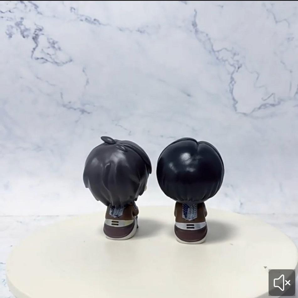 Figura Anime L'Attacco dei Giganti 10 cm Guarda in Alto Levi Ackerman / Eren Jaeger / Mikasa Carina Versione Q Statuetta in PVC Giocattolo da Collezione Modello