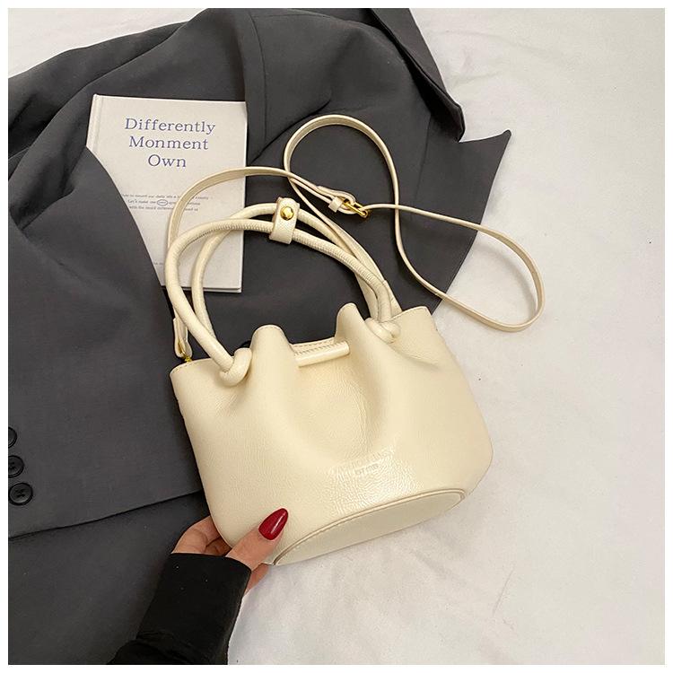 

Корейская портативная сумка-ведро женская весна-лето 2025 новая модная простая универсальная нишевая сумка на плечо/кроссбоди