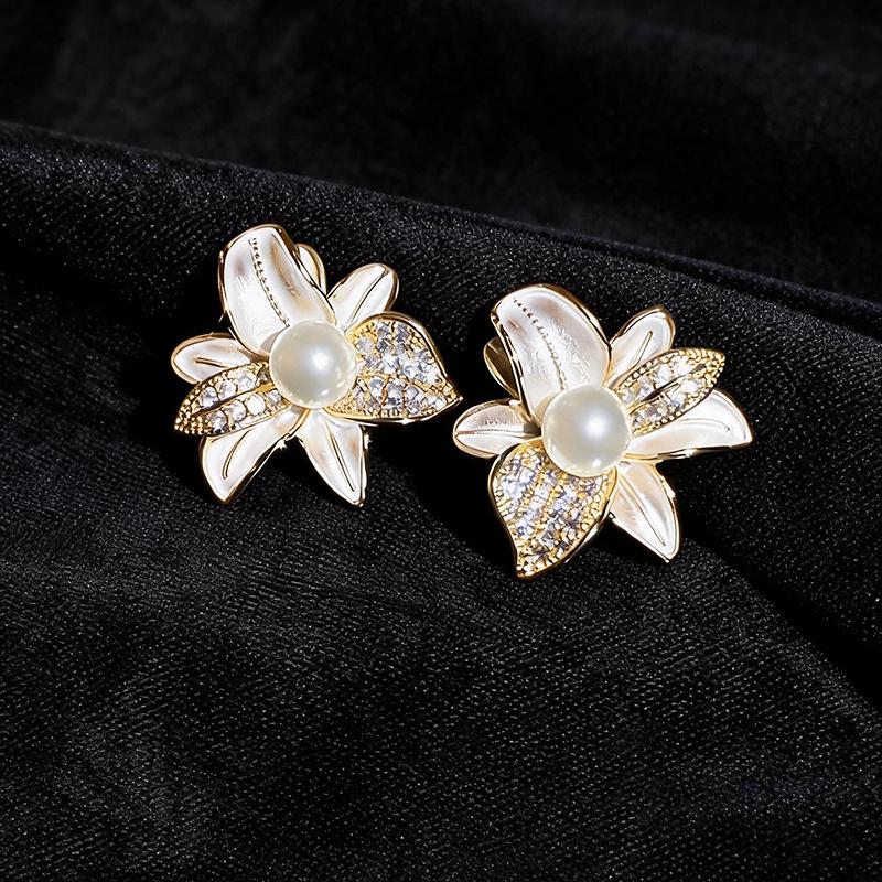 French Retro Silver Zircon Flower Stud Earrings with High-End Ethnic Style