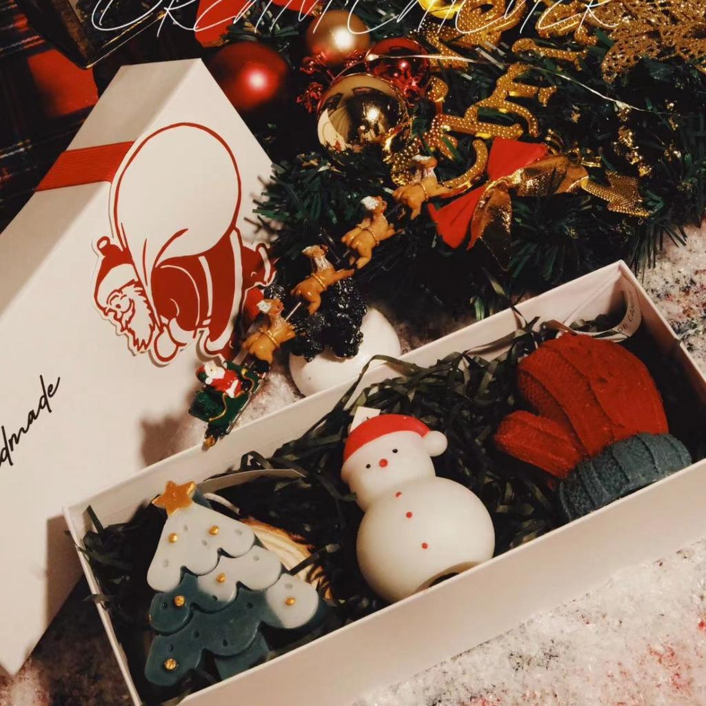 Kreatives 3-teiliges handgefertigtes duftendes Weihnachts-Kerzen-Geschenkset. Grüner Weihnachtsbaum, Weißes Reh. Ingwerbonbon-Mann. Grüne Handschuhe.