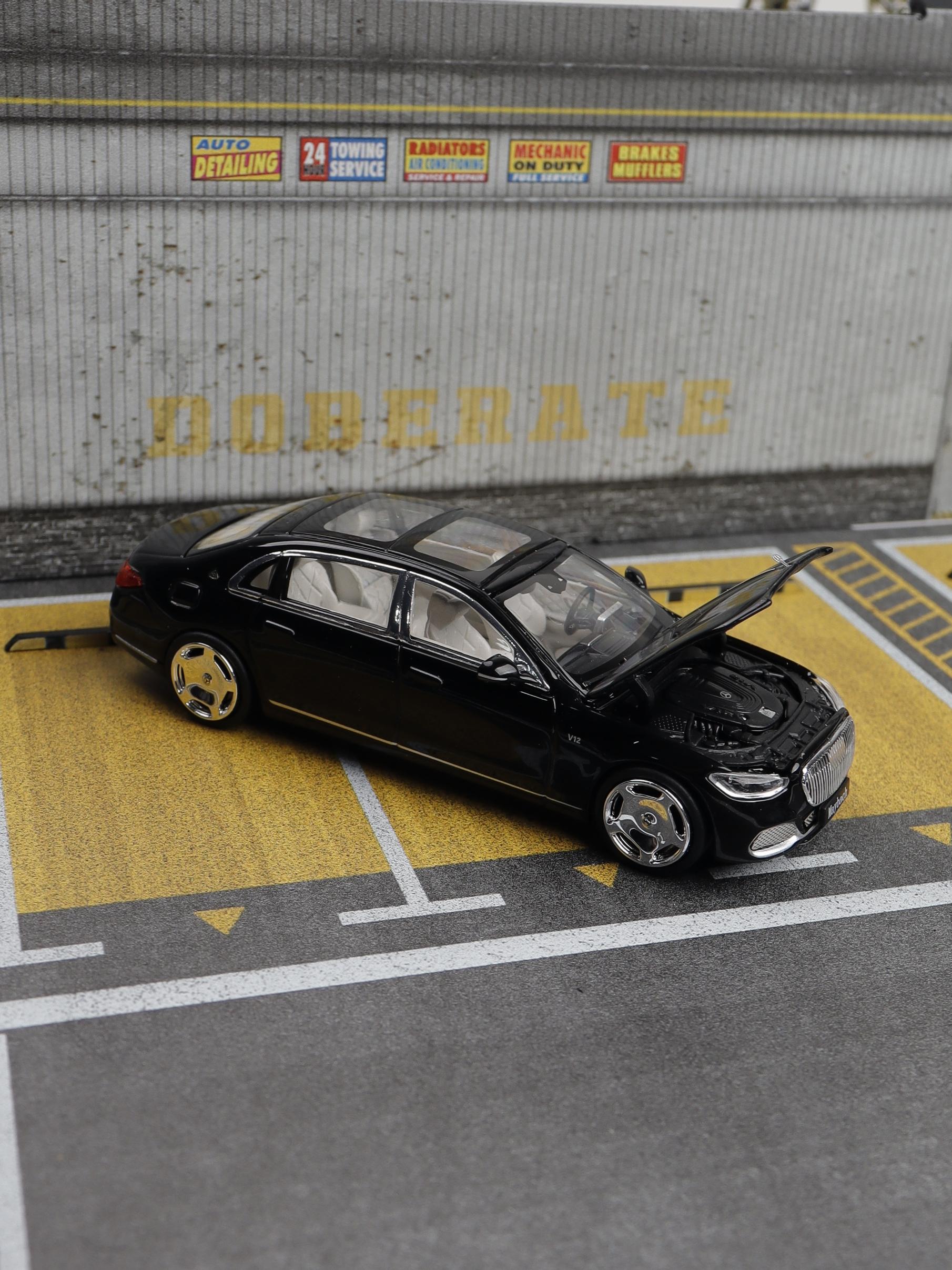 

Decode 1:64 S680 White /Black Diecast Model Car чорний