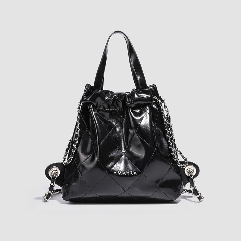 

Рюкзак-цепочка в форме ромба — это универсальная сумка-ведро большой вместимости для поездок на работу. чёрный