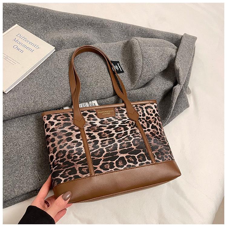 And Modern Elegant Color Block Tote Bag For Women Featuring Chic Leopard Print And Zipper Closure