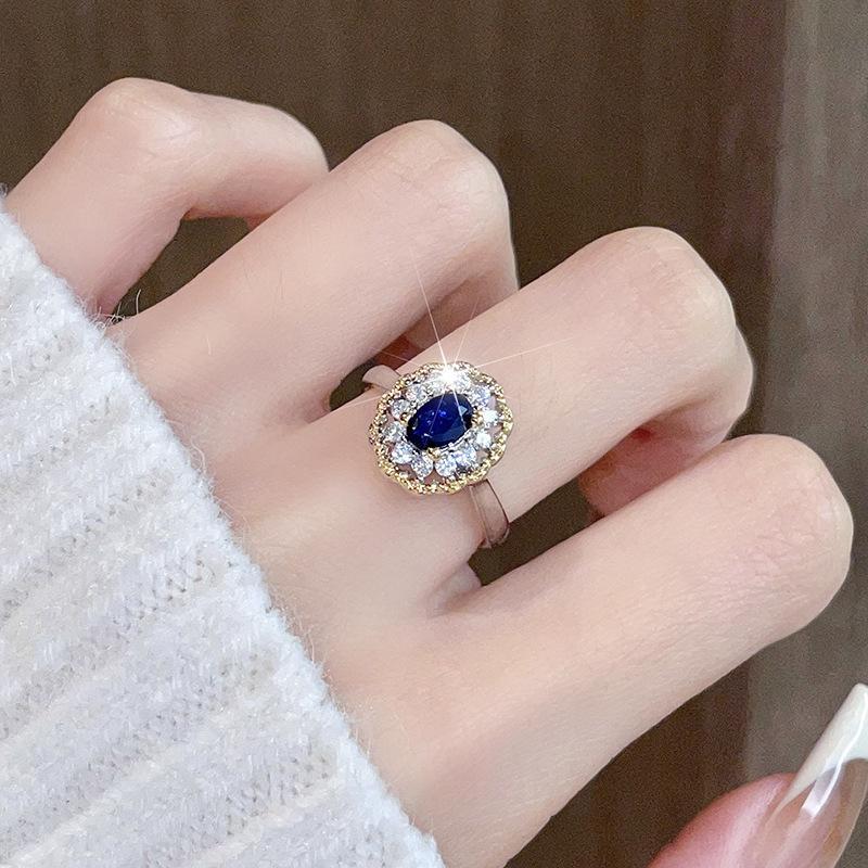 Italian Court Style Hollow Pattern Two-Color Gold Lace Seiko Light Luxury High-End Sense Emerald Square Diamond Ring Women