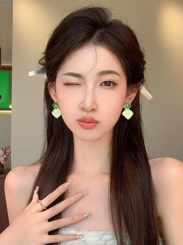 Silver needle new wave light green square stud earrings Korean simple fashion earrings fresh and sweet niche earrings