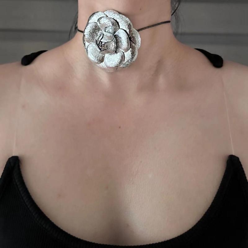 Vintage Flüssigmetall Blume Choker Halskette Langer Spitzenkragen Choker Temperament Halsband Schmuck Schlüsselbeinkette Halskette