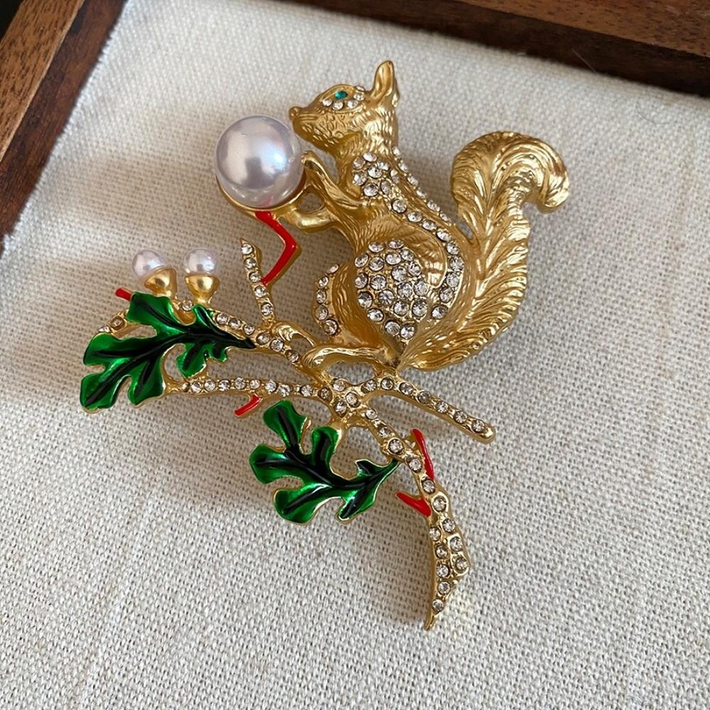 Rhinestone Studded Pearl Enamel Squirrel Brooch Cartoon Animal Animal Lapel Pins  New Year Gifts
