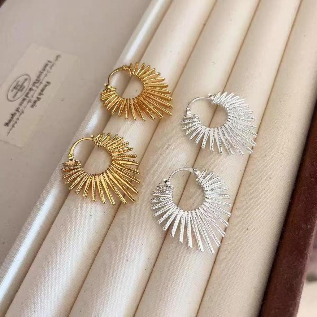Stylish Peach Heart High-End Ear Cuffs for Women: Unique, Fashionable & Versatile Earrings