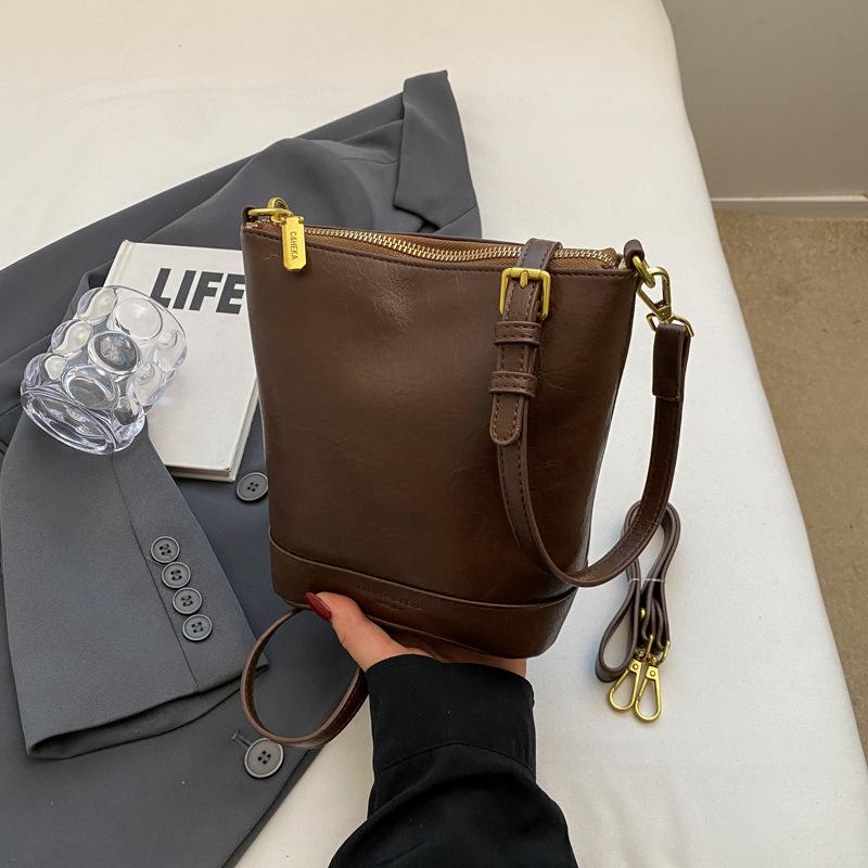 New casual simple bucket bag women's niche texture versatile shoulder bag temperament commuter fashion messenger bag