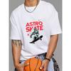 Astro Skate T-Shirt Weiß Astronaut fährt Skateboard mit rotem Text und Sterne-Grafik Streetwear Freizeitkleidung für Männer und Frauen