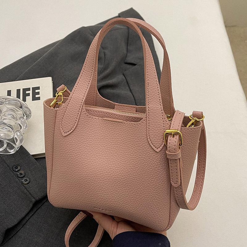 

This year s new products are popular, niche, simple lychee pattern hand-carried bucket bag, versatile commuting solid color, high-end messenger bag.