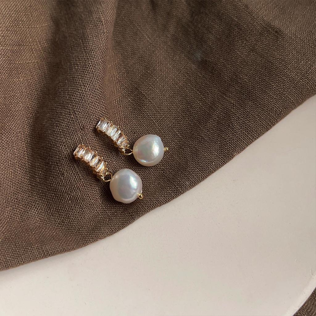 Retro Fashion Oil Drop Earrings for Women, Vintage Niche Elegant Style, High-End Personalized Hypoallergenic Ear Jewelry