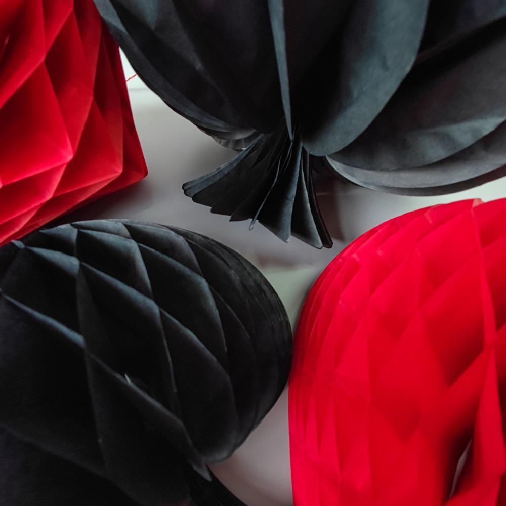 4 ks/Sada Červeno-černá Voštinová Závěsná Ozdoba Perfektní Kasino Party Dekorace Klub