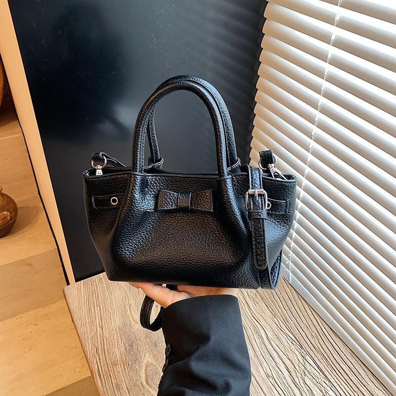 

Niche design simple and versatile work commuter bag women s summer new casual messenger bucket bag чорний