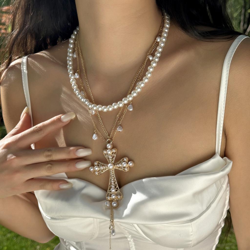 Barocke Kreuzkette mit Perle für Liebhaber von Vintage-Schmuck