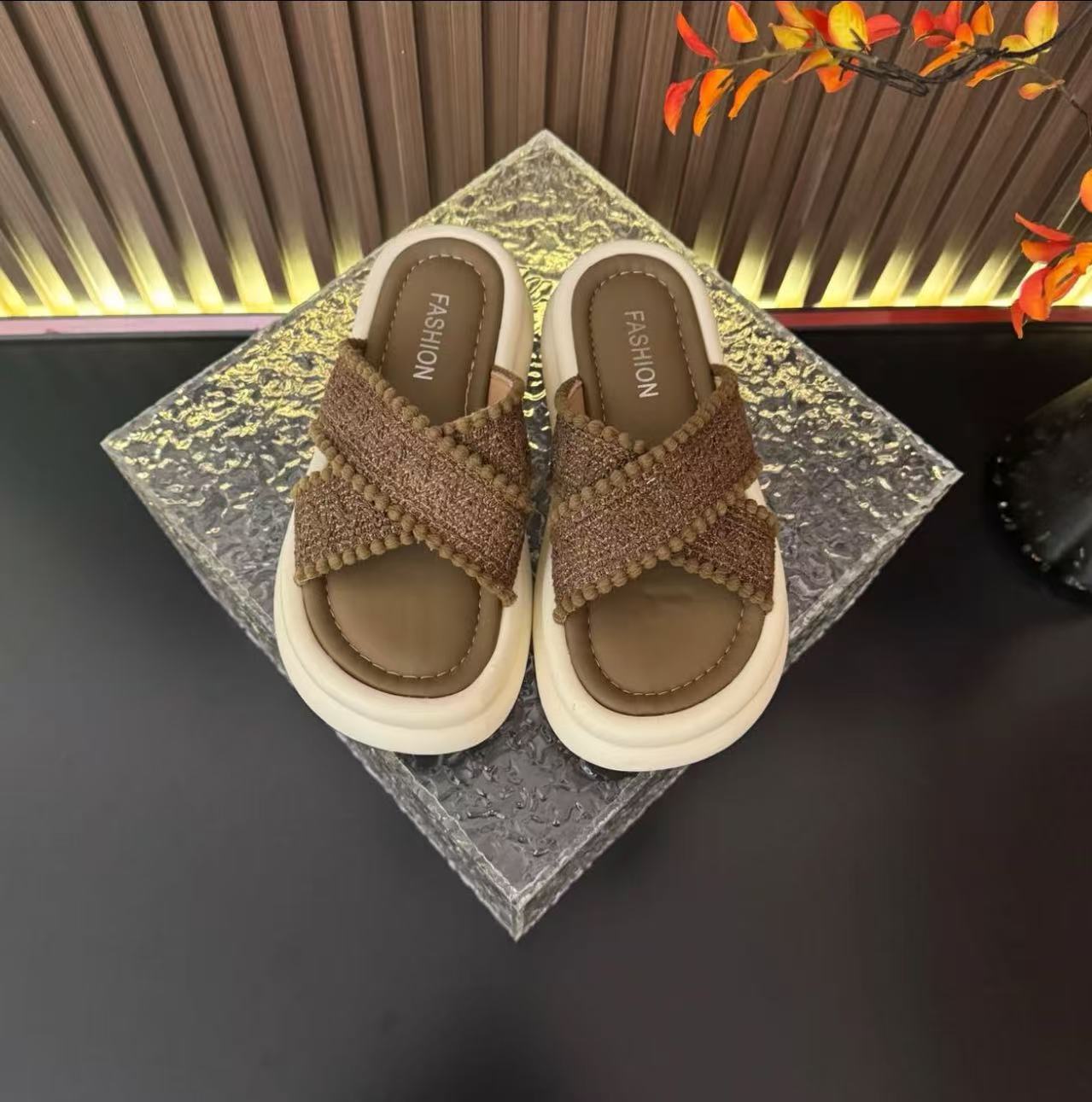 

2025 летние новые 4 см толстые наружные тапочки женские модные нескользящие дышащие пляжные классные тапочки прилив 35 коричневый