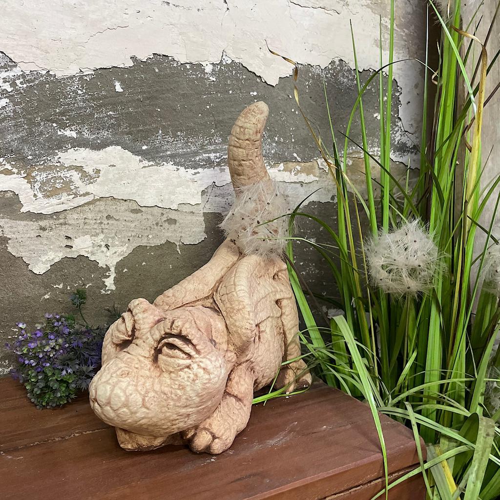 Garden figure dragon pacifier made of concrete