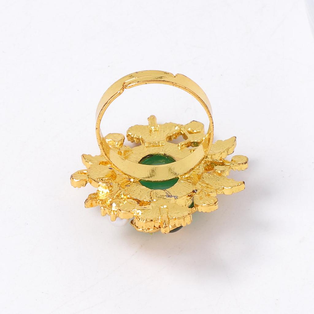 Une bague ouverte rétro, exquise, individualiste, tendance, de style ethnique en alliage incrusté de résine vert émeraude avec des fleurs