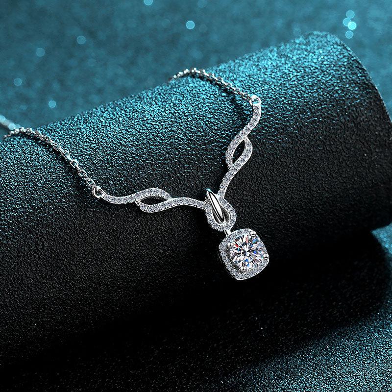 S925 Sterling Silver Four-Claw Moissanite Elk Necklace for Women, 80-Point Clavicle Chain, Christmas Gift.
