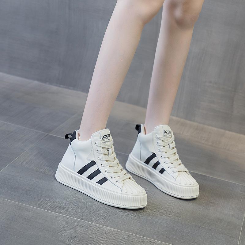 2025 podzim a zima nové vysoké boty kožené vnitřní zvýšení výšky ležérní bílé boty oblíbené sportovní korejská verze trendy Martensky dámské