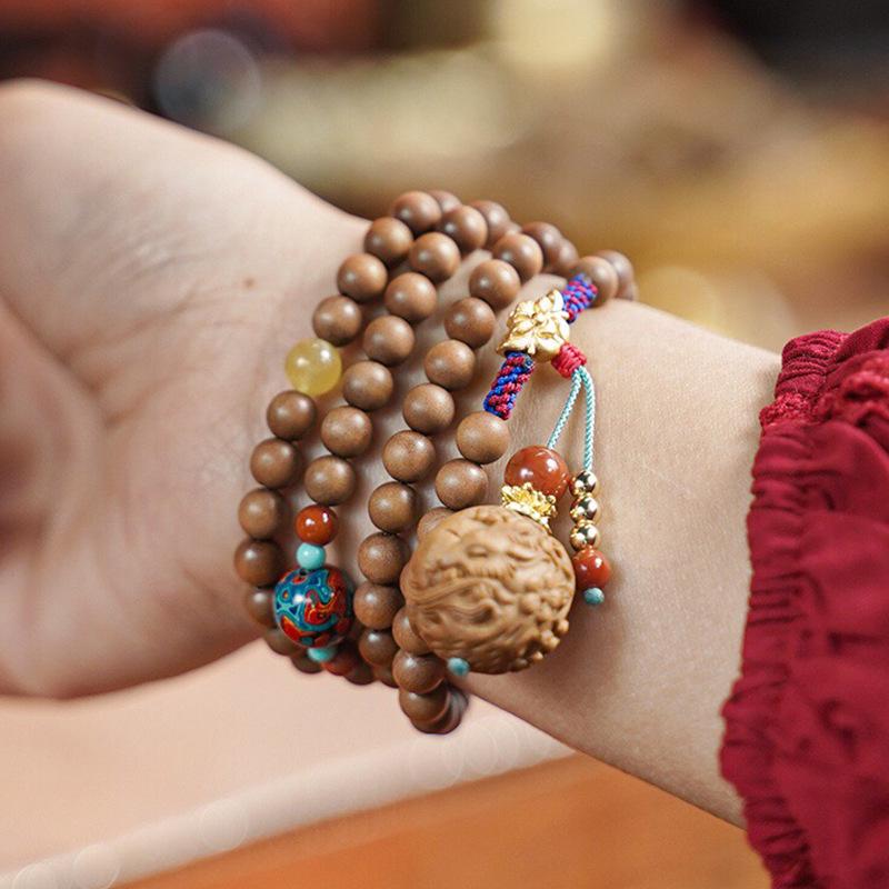 

Браслет Девятихвостая лиса Фэн Цзю из сандала, лака, янтаря и южной красной бирюзы. Pure Natural