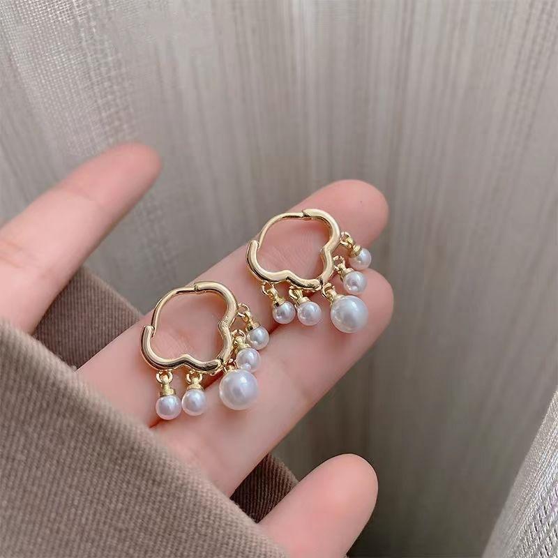 Fashion ins cold wind simple light luxury high-end ear buckle temperament geometric earrings women's small and versatile tide earrings