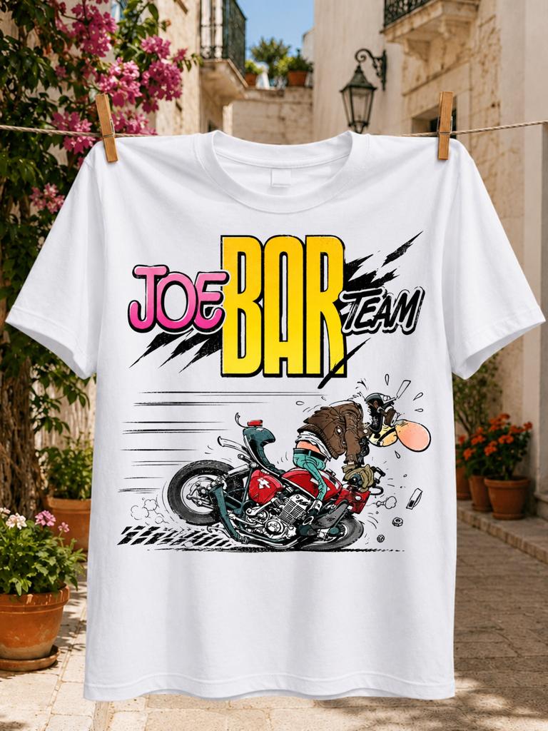 Joe Bar Team Grafik Cartoon Biker verliert Kontrolle über ein rotes Motorrad Energetische Comic-Straßenszene Unisex Alles T-Shirt