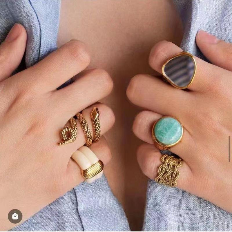 Women's Black and Gold Enamel Ring: French Niche Design, Light Luxury, Retro Fashion, High-End Versatile Accessory