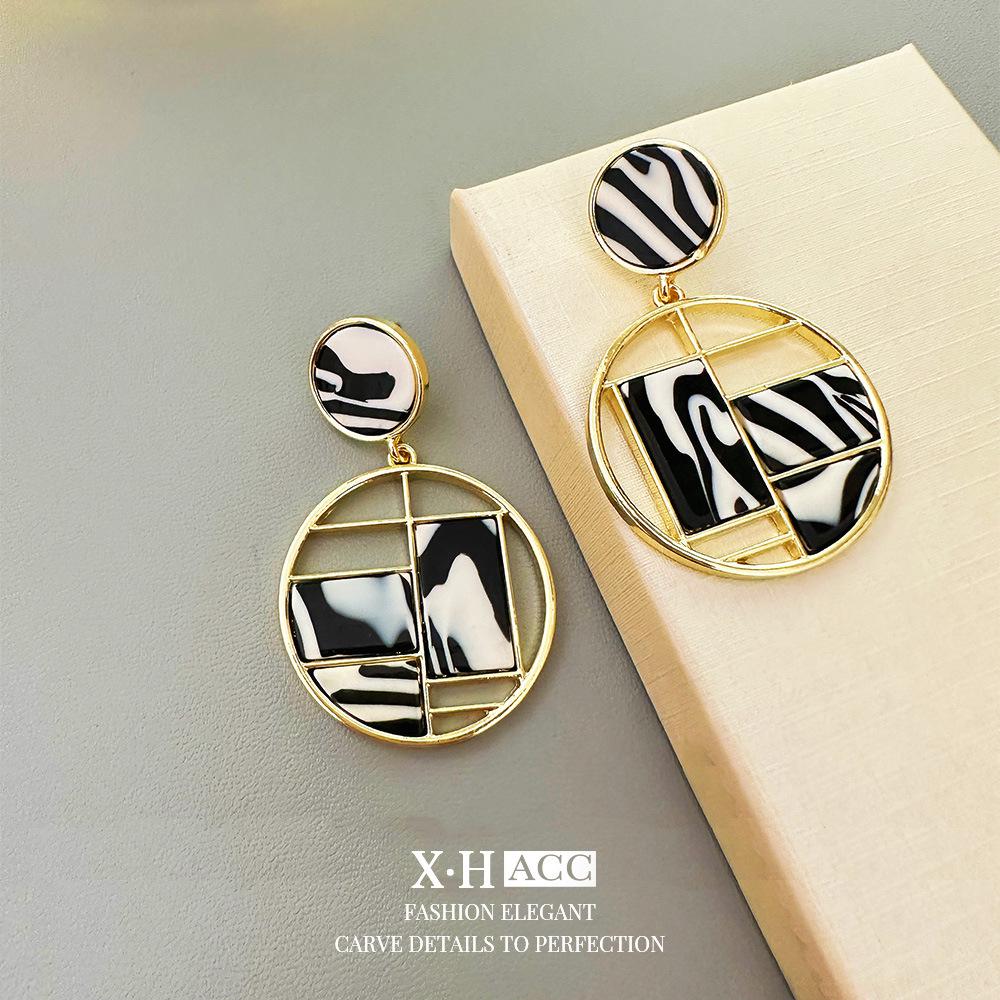 Vintage Bow Earrings: Timeless, High-End Retro Fashion Accessory