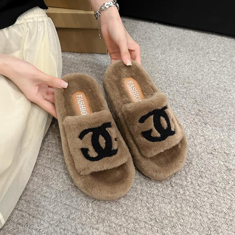 

Сяосянфэн пушистые тапочки женские для улицы 2025 осень и зима новые на толстой подошве корейская версия модные с буквенным принтом трендовые хлопковые тапочки 42