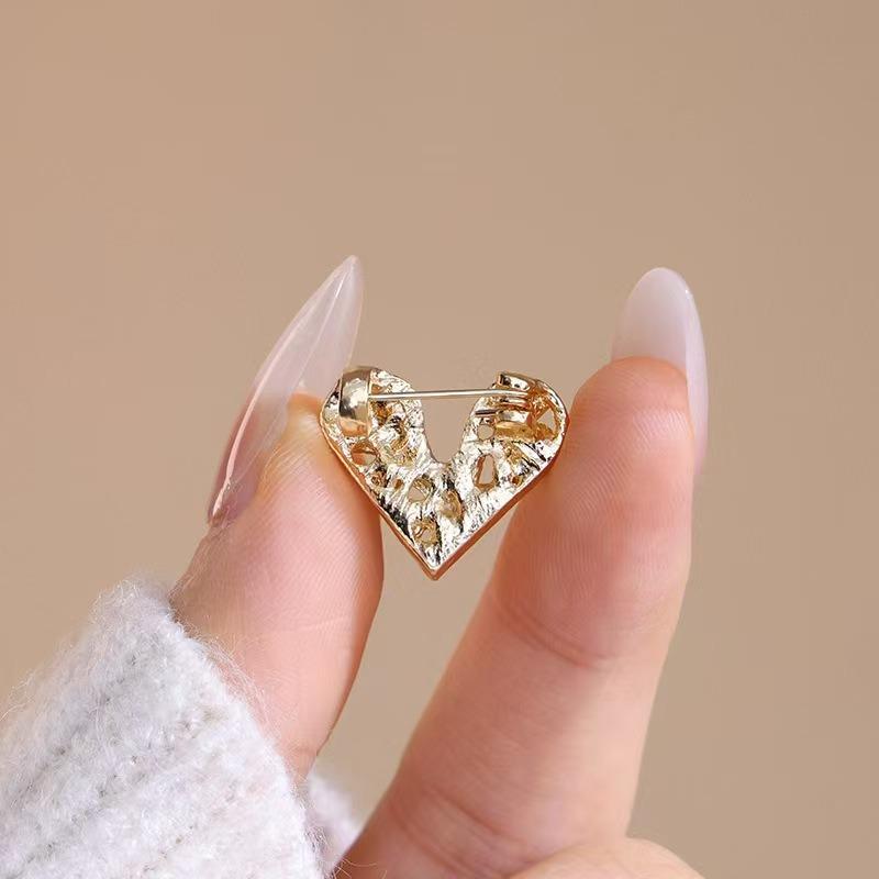 Exquisite Little Sweetheart Gold Illuminated Fashionable Design With Diamond Studded Heart Brooch Eye-catching And Versatile