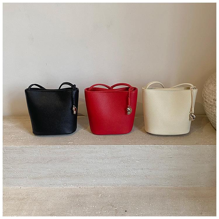 Personalized fashion trend bucket bag 2025 new exquisite niche simple temperament shoulder bag summer messenger bag